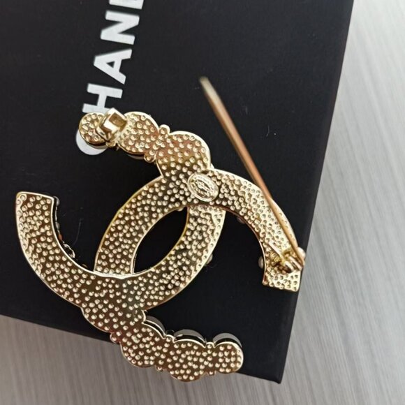 Chanel Classic Large Pearl Brooch - Picture 2 of 5